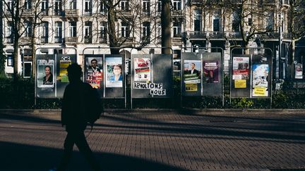 Des affiches de campagne pour les élections municipales à Lille (Nord), le 18 mars 2020. (HUGO CLARENCE JANODY / HANS LUCAS / AFP)