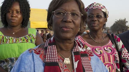 C'est dans un terrain vague poussiéreux que Françoise Toe, «Maman Toe» comme on l'appelle ici, tient son meeting électoral. Cette experte-comptable est l'une des deux femmes en lice dans ce scrutin. Elle se présente comme la «candidate du changement». Mme Toe voudrait voir, dit-elle sur un ton professoral, le Burkina Faso s'atteler au «problème n°1 de la femme: l'accès à l'eau». «Dans des centaines de villages, rappelle-t-elle, il n'y a pas d'eau et il faut parfois faire 7 ou 8 km pour trouver de l'eau. C'est la femme qui est responsable de l'approvisionnement de l'eau du foyer». De plus, précise Maman Toe, l'eau consommée est fréquemment de «mauvaise qualité et source de maladie». Face à la mondialisation et au réchauffement climatique qui perturbe les saisons de ce pays de 20 millions d'habitants, dont les ressources proviennent essentiellement de l'agriculture, elle assène: «Nous devons consommer ce que nous produisons!». Voilà pour le programme de la candidate du Mouvement de Libération nationale. Moins connue que ses deux rivaux donnés favoris, Roch Marc Christian Kaboré et Zéphirin Diabré, deux anciens barons du régime Compaoré passés dans l'opposition, Mme Toé croit néanmoins en ses chances. Ne pas être donnée favorite est loin de constituer à ses yeux un handicap insurmontable pour convraincre 5 millions d'électeurs. (AFP )