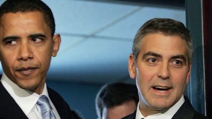 Barack Obama, alors sénateur, et George Clooney à Washington, le 27 avril 2006, déjà pour parler du Soudan et du Darfour
 (Win McNamee / Getty Images North America / AFP)