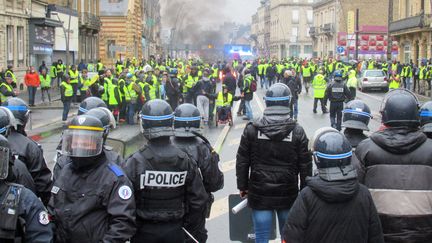 Face à face entre policiers et "gilets jaunes" à Charleville-Mézières, le 1er décembre 2018. (ALEXANDRE BLANC / RADIO FRANCE)