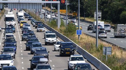 Des voitures sur l'autoroute A63, en Gironde, près de Bordeaux, le 3 août 2019.&nbsp; (MEHDI FEDOUACH / AFP)