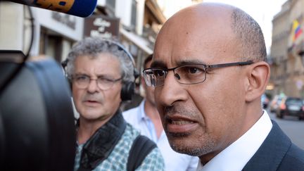 Le premier s&eacute;cretaire du PS, Harlem D&eacute;sir, r&eacute;pond aux questions des journalistes devant l'Elys&eacute;e, &agrave; Paris, le 22 juillet 2013. (PIERRE ANDRIEU / AFP)