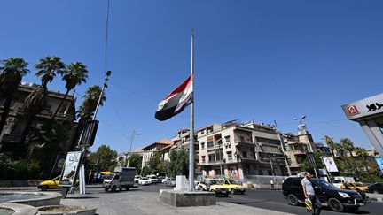 Un drapeau syrien en berne dans la capitale Damas, le 29 septembre 2024. (LOUAI BESHARA / AFP)