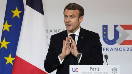 Le président de la République arriverait largement en tête au premier tour de l'élection présidentielle, s'il se tenait dimanche prochain, selon&nbsp;un sondage Ipsos Sopra-Steria pour Le Parisien et franceinfo. (MICHEL EULER / AFP)