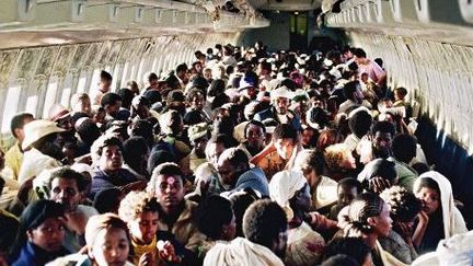 Le 25 mai 1991, un Boeing de l'armée israélienne s'apprete à décoller d'Addis-Abeba avec à son bord des dizaines de migrants le 25 mai 1991. (Patrick Baz/AFP)