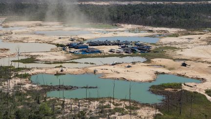 Une zone de déforestation de la jungle amazonienne causée par des activités minières illégales dans le bassin fluvial de la région de Madre de Dios, dans le sud-est du Pérou, le 17 mai 2019. (CRIS BOURONCLE / AFP)