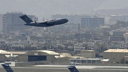 Un avion américain décolle de l'aéroport de Kaboul (Afghanistan), le 30 août 2021. (AAMIR QURESHI / AFP)