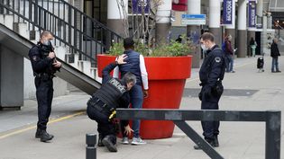 Des agents de la CSI 93 contrÃ´lent un&nbsp;homme le 2 avril 2020, Ã  Saint-Ouen (Seine-Saint-Denis). (LUDOVIC MARIN / AFP)