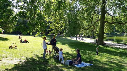 Les familles sont heureuses de retrouver un peu d'espaces verts. (JÉRÔME JADOT / RADIO FRANCE)