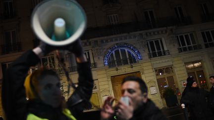 Des manifestants devant le théâtre des Bouffes du Nord, à Paris, le 17 janvier 2020. (LUCAS BARIOULET / AFP)