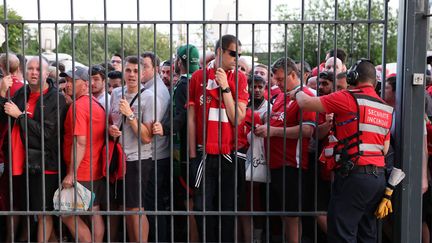 Des supporters à l'extérieur du Stade de France (Saint-Denis), incapables d'entrer à temps pour assister à la finale de la Ligue des champions 2022 entre Liverpool et le Real Madrid. (THOMAS COEX / AFP)