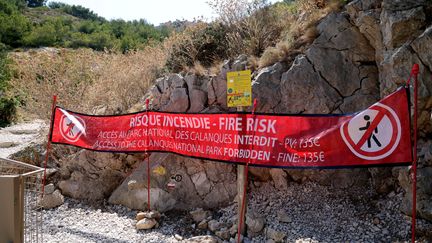 Panneau d'interdiction dans le parc national des Calanques, dans les Bouches-du-Rhône, à cause du risque de feux de forêt. (NICOLAS VALLAURI / MAXPPP)