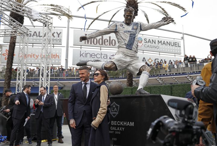 David Beckham et son épouse Victoria Beckham inaugurent la statue du footballeur au stade Galaxy de Los Angeles (Californie), le 2 mars 2019.
 (MEG OLIPHANT / GETTY IMAGES NORTH AMERICA)