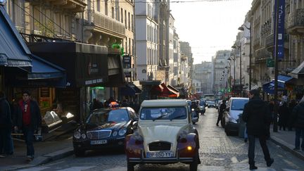 Une 2 CV roule dans le quartier de Montmartre à Paris, le 17 janvier 2015. (THOMAS MUNCKE / DPA)