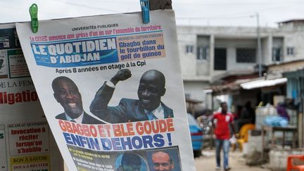 Yopougon, quartier populaire d'Abidjan, le 2 février 2019 : en Une, les photos de Laurent Gbagbo et de son ancien ministre Charles Blé Goudé. (Issouf Sanogo /AFP)