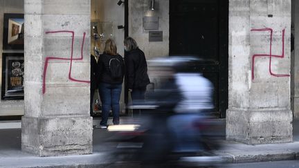 Photo d'illustration d'une croix gammée sur l'une des colonnes de la rue de Rivoli, à Paris, le 11 octobre 2020. (STEPHANE DE SAKUTIN / AFP)