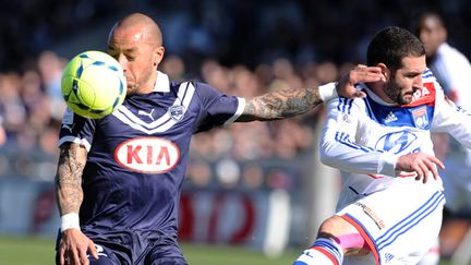 Faubert (Bordeaux) et Lisandro Lopez (Lyon) à la lutte.