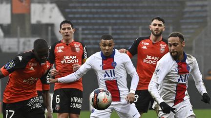 Kylian Mbappé et Neymar (PSG) entourés de trois joueurs de Lorient, le 31 janvier 2021. (DAMIEN MEYER / AFP)