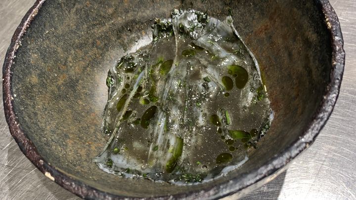 Une seiche de la baie de Cancale, dans un plat qu'Hugo Roellinger appelle "Là où la lumière ne passe plus", en référence à sa fascination pour les abysses. (BERNARD THOMASSON / FRANCEINFO)