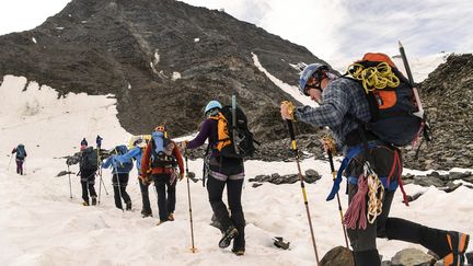 Des alpinistes prennent "le couloir du goûter" pour monter le Mont-Blanc, le 6 août 2018.&nbsp; (PHILIPPE DESMAZES / AFP)