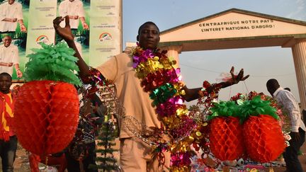 Et ce, même si les affiches des candidats aux élections présidentielle et législatives rappellent que les Centrafricains vont bientôt voter dans un pays ruiné des années de violences intercommunautaires, depuis le renversement du président François Bozizé en mars 2013. Les temps sont durs pour la population qui lutte pour sa survie quotidienne, la crise ayant paralysé l'économie, y compris les administrations, privant l'Etat des ressources nécessaires pour payer salaires et retraites. (ISSOUF SANOGO / AFP)