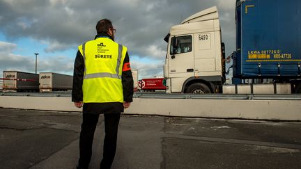 "On se prépare (...) pour qu'il n'y ait pas de files de camion", assure le directeur des douanes des Hauts-de-France sur franceinfo (illustration). (PHILIPPE HUGUEN / AFP)