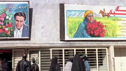 La façade d'une salle de cinéma à Téhéran en 1997
 (STR / AFP)