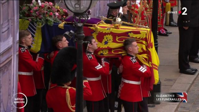 Funérailles d'Elizabeth II : le cercueil de la reine quitte Westminster Hall