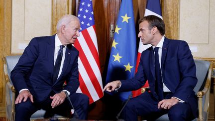 Le président américain Joe Biden et&nbsp;son homologue français Emmanuel Macron, le 29 octobre 2021 au Vatican. (LUDOVIC MARIN / AFP)