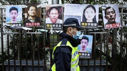 Les portraits (de gauche à droite) de Chen Qiushi,&nbsp;Xu Zhangrun,&nbsp;Xu Zhiyong, Li Qiaochu et Fang Bin, affichés à Hong Kong, le 19 février 2020. (ISAAC LAWRENCE / AFP)