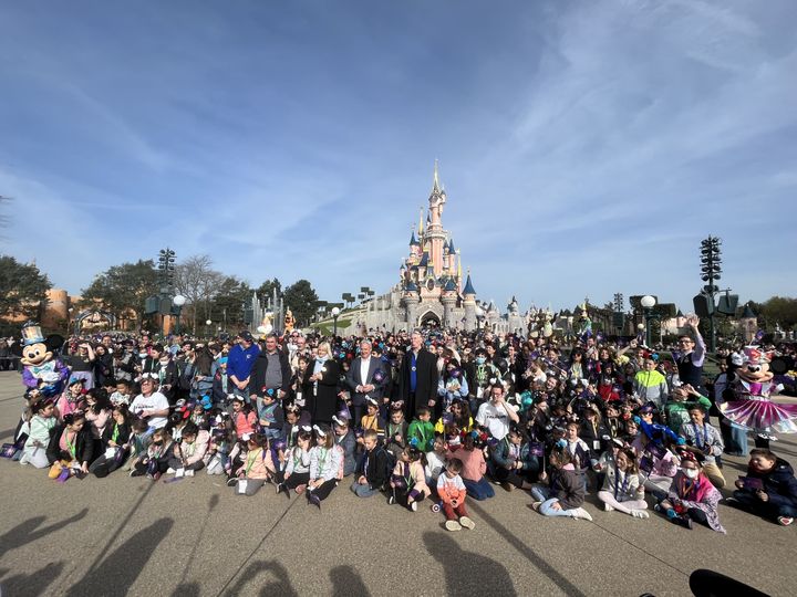 Près de enfants invités par des associations comme le Secours Populaire ou la Croix-Rouge ont&nbsp;pris la pose aux côtés&nbsp;de la présidente&nbsp;de Disneyland Paris,&nbsp;Natacha Rafalski,&nbsp;et des personnages. (Anthony Jammot)