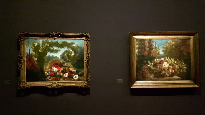 Eugène Delacroix expérimente tout, même des&nbsp;natures mortes avec d’étonnants bouquets de fleurs. Ici, lors de la rétrospective de l'artiste organisée au Louvre à Paris en 2018. (ANNE CHÉPEAU / FRANCEINFO)