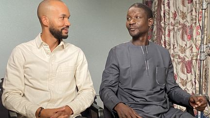 Le réalisateur Simon Moutaïrou et l'acteur Ibrahima Mbaye, le 10 septembre 2024, durant la promotion de leur film "Ni chaînes Ni maîtres", à Paris. (FG / FRANCEINFO)