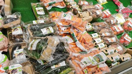 Des légumes emballés sous plastiques dans un supermarché, à Valence (Drôme), le 30 décembre 2021. (Photo d'illustration) (NICOLAS GUYONNET / HANS LUCAS)