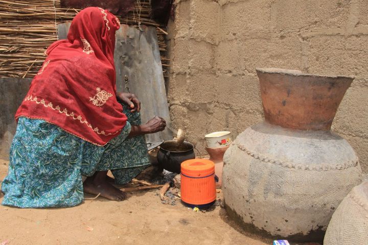 Une femme prépare à manger. Dans le camp de Yawuri, les réfugiés manquent de tout, y compris à manger. (AUDU MARTE / AFP)