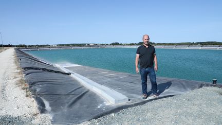 Le président de la Coop de l'eau 79, Thierry Boudaud, devant la retenue "SEV17, le 14 juin 2022 à Mauzé-sur-le-Mignon (Deux-Sèvres). (THOMAS BAIETTO / FRANCEINFO)