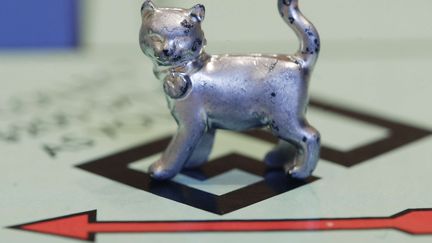 Le nouveau pion du Monopoly, d&eacute;voil&eacute; le 6 f&eacute;vrier 2013, est un chat. (STEVEN SENNE / AP / SIPA )