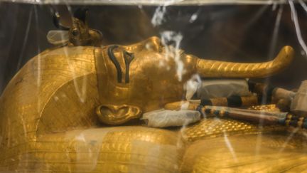 Le sarcophage de Toutânkhamon en restauration au Caire. (HASSAN MOHAMED / DPA)