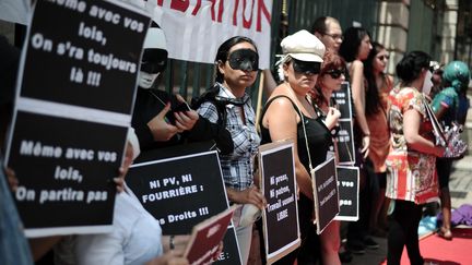 Une manifestation de prostitu&eacute;es &agrave; Lyon (Rh&ocirc;ne), vendredi 6 juillet 2012, contre le projet d'abolition de la prostitution. (JOEL PHILIPPON / MAXPPP / LE PROGRES)