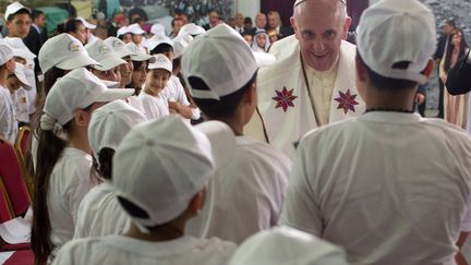 Le pape Fran&ccedil;ois rend visite &agrave; des enfants palestiniens dans le camp de Dheishe, install&eacute; pr&egrave;s de B&eacute;thl&eacute;em, le 25 mai 2014.&nbsp; (MENAHEM KAHANA / REUTERS )