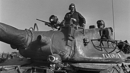 Le Premier ministre du président Giscard d'Estaing, Jacques Chirac, inspecte le 20 février 1975 au camp militaire de Mailly un char AMX 30 lors de la présentation des missiles nucléaires tactiques français Pluton montés sur des chassis du char AMX. (- / AFP)