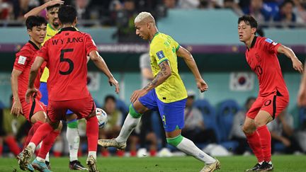 L'attaquant Richarlison au stade 974 à Doha, au Qatar, lors du match du Brésil face à la Corée du Sud, le 5 décembre 2022. (MANAN VATSYAYANA / AFP)