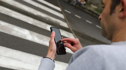 Ce nouveau système ne remplace pas les sirènes, les messages télé et radio, ou les alertes sur les réseaux sociaux, mais il les complète. (LIONEL LE SAUX / MAXPPP)