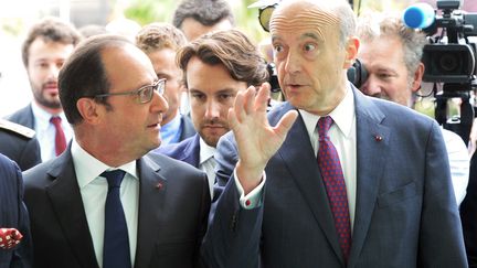 François Hollande et Alain Juppé, lors du&nbsp;salon international du vin et des spiritueux&nbsp;Vinexpo, le 14 juin 2015, à Bordeaux (Gironde).&nbsp; (MEHDI FEDOUACH / AFP)