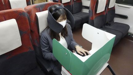 Une femme télétravaille dans un&nbsp;Shinkansen, en novembre 2021. (MAXPPP)