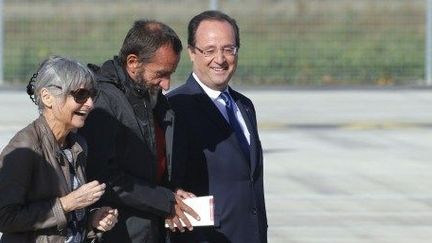 Daniel Larribe et son épouse Françoise aux côtés du président français, François Hollande, à l'aéroport militaire de Villacoublay, le 30 octobre 2013. (AFP PHOTO / FRANCOIS GUILLOT)