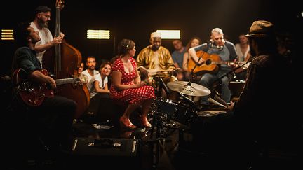 Rosemary Standley entourée de ses musiciens et de deux de ses invités : son père Wayne Stanley (chant, guitare, harmonica) et l'artiste Moriba Koita (n'goni)
 (Baptiste Lobjoy)