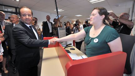 Fran&ccedil;ois Hollande en visite &agrave; l'agence Pole Emploi de La Roche-sur-Yon (Vend&eacute;e), le 6 ao&ucirc;t 2013. (FRANK PERRY / AFP)