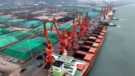 Coal is unloaded from a ship at the coal terminal of Lianyungang Port (China), December 15, 2023. (STR / AFP)