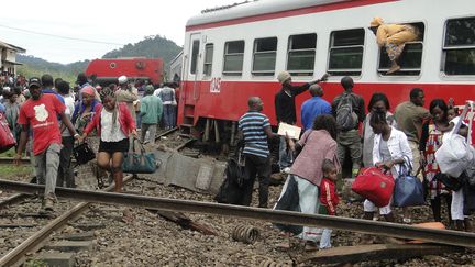 Des passagers sortent du train qui a déraillé à Eseka (Cameroun), le 21 octobre 2016.&nbsp; (AFP)